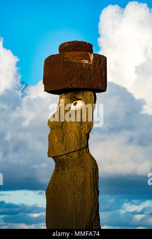 Die menschliche Figur eines Moai Statue trägt einen haarschopf an der Küste der Osterinsel. Stockfoto