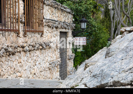 GUADALEST, SPANIEN - 13. April 2018: Das Ribera Girona Museum für zeitgenössische Kunst in der Altstadt von Guadalest, Spanien, am 13. April 2018. Stockfoto