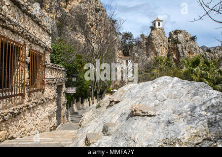 GUADALEST, SPANIEN - 13. APRIL 2018: Ein Blick auf die beeindruckenden Glockenturm hoch auf den Klippen von Guadalest in Spanien, am 13. April 2018. Stockfoto