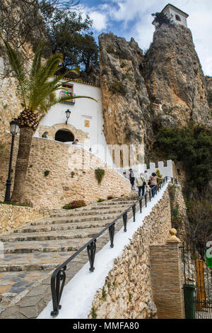 GUADALEST, SPANIEN - 13. APRIL 2018: Die Schritte bis zur historischen Altstadt von Guadalest in Spanien, am 13. April 2018. Stockfoto