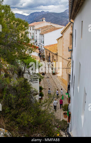 GUADALEST, SPANIEN - 13. APRIL 2018: Eine Ansicht von Castillo de San Jose und in einem der alten Gassen in der historischen Altstadt von Guadalest in Spai Stockfoto