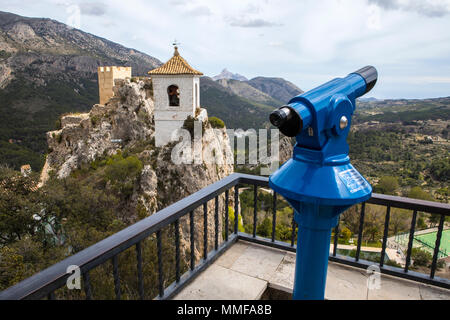 Der atemberaubende Blick vom Castillo de San Jose der malerischen Landschaft von Guadalest in Spanien. Stockfoto