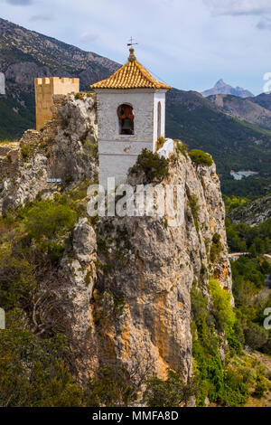 Der atemberaubende Blick vom Castillo de San Jose der malerischen Landschaft von Guadalest in Spanien. Stockfoto