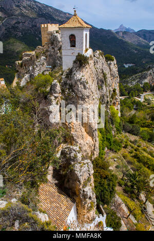 Der atemberaubende Blick vom Castillo de San Jose der malerischen Landschaft von Guadalest in Spanien. Stockfoto