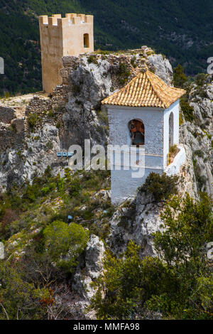 Blick auf den beeindruckenden Glockenturm von Castillo de San Jose in Guadalest, Spanien. Stockfoto