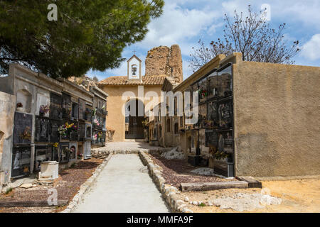 GUADALEST, SPANIEN - 13. APRIL 2018: Die cementario im Castillo de San Jose in Guadalest, Spanien, am 13. April 2018. Stockfoto