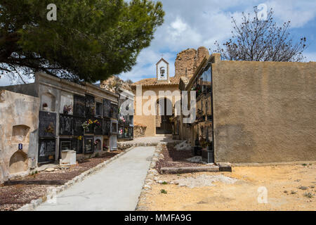 GUADALEST, SPANIEN - 13. APRIL 2018: Die cementario im Castillo de San Jose in Guadalest, Spanien, am 13. April 2018. Stockfoto