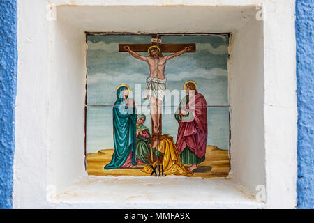 Eine religiöse Darstellung an einem der Schreine in Castillo de San Jose in Guadalest, Spanien. Stockfoto