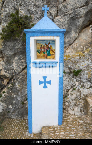 Einer der religiösen Heiligtümer in Castillo de San Jose in Guadalest, Spanien. Stockfoto