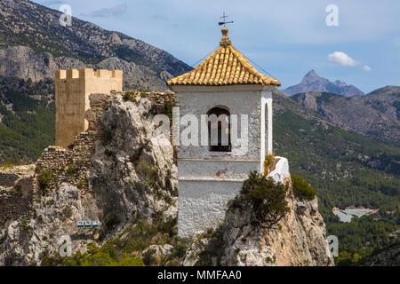 Der atemberaubende Blick vom Castillo de San Jose der malerischen Landschaft von Guadalest in Spanien. Stockfoto