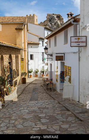 GUADALEST, SPANIEN - 13. APRIL 2018: sehen Sie eine der alten Straßen in der historischen Altstadt von Guadalest in Spanien, am 13. April 2018. Stockfoto