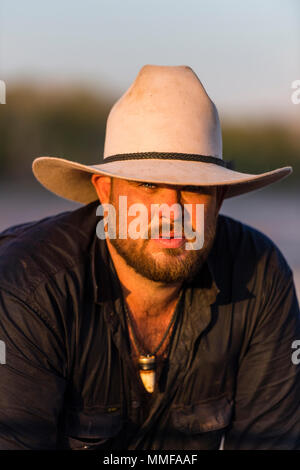 Das Porträt einer Salzwasser Krokodil Trapper trug den Akubra Hut auf einem Outback Cattle Station. Stockfoto