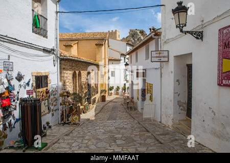 GUADALEST, SPANIEN - 13. APRIL 2018: sehen Sie eine der alten Straßen in der historischen Altstadt von Guadalest in Spanien, am 13. April 2018. Stockfoto