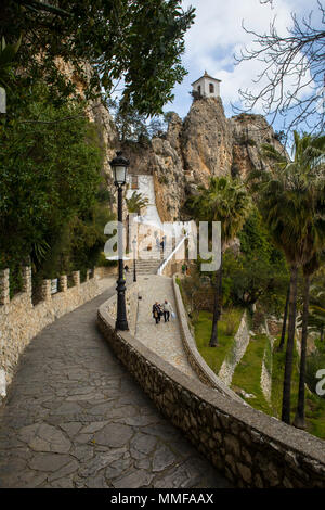 GUADALEST, SPANIEN - 13. APRIL 2018: Ein Blick auf die wunderschöne Altstadt von Guadalest in Spanien, am 13. April 2018. Stockfoto