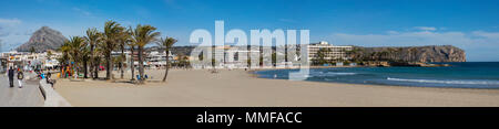 XABIA, SPANIEN - 10. APRIL 2018: Panoramablick auf den schönen Sandstrand entlang der Arenal in Javea, Xabia in Spanien bekannt, am 10. April Stockfoto