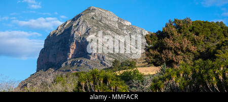 Ein Blick auf den herrlichen Berg Montgo, gesehen von Javea - xabia - alte Stadt in Spanien. Es ist auch wie Elefanten, Berge und den Montgo Massiv bekannt. Stockfoto