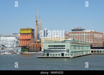 Pier 57 auf dem Hudson River in Manhattan eröffnete im Jahr 1954. Es ist eine technische Sehenswürdigkeit und auf der NY State und die nationalen Register der historischen Plätze. Stockfoto