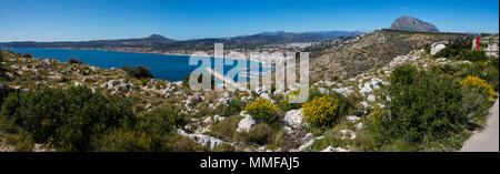 Die schöne Panoramasicht von Cap de Sant Antoni in Xabia, Spanien. Ist der Ansicht, in Sehenswürdigkeiten wie Xabia Altstadt, Arenal und Montgo. Stockfoto