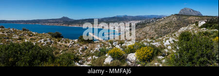 XABIA, SPANIEN - 12. APRIL 2018: Der wunderschöne Panoramablick vom Cap de Sant Antoni in Xabia, Spanien, am 12. April 2018. Ist der Ansicht, in Sehenswürdigkeiten in Stockfoto