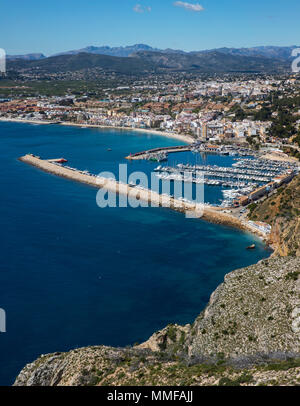 Die wunderschöne Aussicht auf Port de Xabia von Cap de Sant Antoni in Xabia, Spanien. Stockfoto