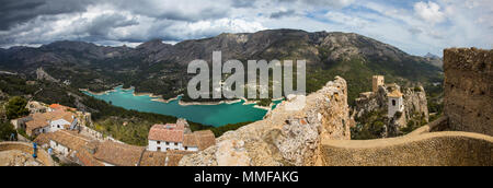 Der atemberaubende Blick von El Castell de Guadalest in Spanien. Stockfoto