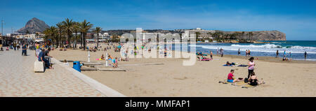 XABIA, Spanien - 15 April 2018: Panoramablick auf den schönen Sandstrand entlang der Arenal in Javea, Xabia in Spanien bekannt, die am 15. April Stockfoto