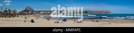 XABIA, Spanien - 15 April 2018: Panoramablick auf den schönen Sandstrand entlang der Arenal in Javea, Xabia in Spanien bekannt, die am 15. April Stockfoto