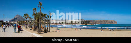 XABIA, Spanien - 15 April 2018: Panoramablick auf den schönen Sandstrand entlang der Arenal in Javea, Xabia in Spanien bekannt, die am 15. April Stockfoto