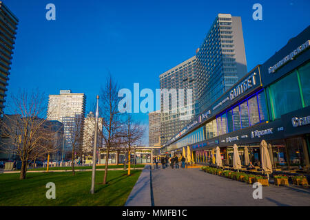 Moskau, Russland - April, 24, 2018: unbekannte Menschen zu Fuß bei Manezhnaya Quadrat in der Umgebung von Gebäuden und Markt speichert, während Spring Festival Stockfoto