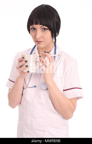 Mai 2015 - junge Krankenschwester eine Pause, einen Kaffee und eine Zigarette. Stockfoto