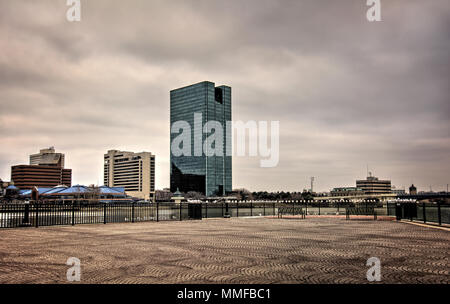 Einen Panoramablick über die Innenstadt von Toledo Ohio Skyline aus über dem Maumee River ein beliebtes Restaurant mit einem fertiger Backstein Boardwalk. Stockfoto