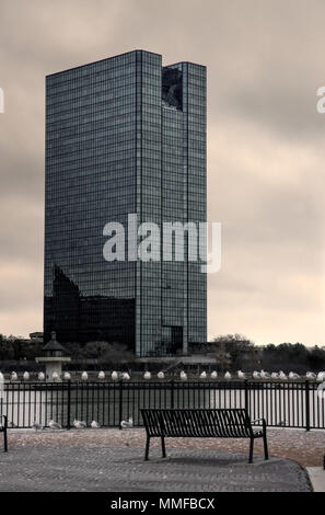 Einen Panoramablick über die Innenstadt von Toledo Ohio Skyline aus über dem Maumee River ein beliebtes Restaurant mit einem fertiger Backstein Boardwalk. Stockfoto