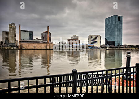 Einen Panoramablick über die Innenstadt von Toledo Ohio Skyline aus über dem Maumee River ein beliebtes Restaurant mit einem fertiger Backstein Boardwalk. Stockfoto