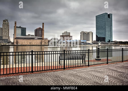 Einen Panoramablick über die Innenstadt von Toledo Ohio Skyline aus über dem Maumee River ein beliebtes Restaurant mit einem fertiger Backstein Boardwalk. Stockfoto