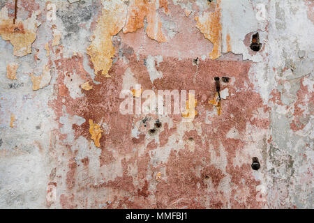 Foto von einem bunten alten zerfallenden Mauer mit abblätternder Farbe und Stuck. Toll für ein Hintergrundbild oder eine Textur. Stockfoto