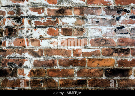 Foto von einem bunten alten verfallenden Ziegel und Mörtel Wand mit abblätternder Farbe und Stuck. Toll für ein Hintergrundbild oder eine Textur. Stockfoto