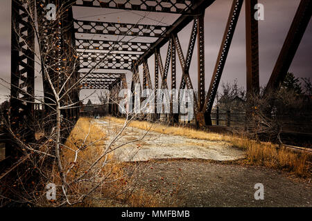 Eine alte verlassene Eisenbahnbrücke in Toledo, Ohio. Stockfoto