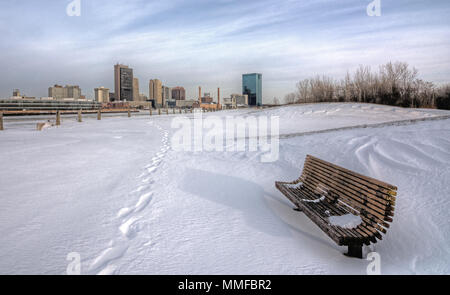 Ein Blick auf die Innenstadt von Toledo Ohio Skyline aus über die gefrorene und schneebedeckten Maumee River mit einem schönen Teilweise bewölkt blauer Himmel. Stockfoto