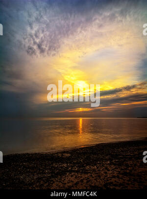 Schönen Sonnenaufgang über Lake Erie von Magee Marsh im Nordwesten von Ohio. Davis-Besse Kernkraftwerk kann in der Ferne zu sehen ist. Stockfoto