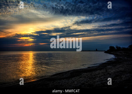 Schöne lebendige Sonnenaufgang über Lake Erie von Magee Marsh Ohio. Davis-Besse Kernkraftwerk kann in der Ferne zu sehen ist. Stockfoto