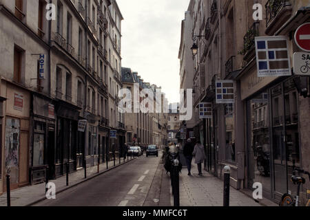 Ansicht eines Menschen in Saint-Germain Gegend von Paris. Es ist eines der vier administrative Viertel der 6. Arrondissement der Stadt Stockfoto