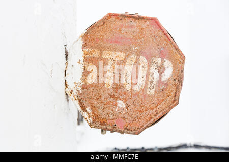 LANZAROTE, KANARISCHE INSELN, SPANIEN, EUROPA: Alte rostige und verwitterten Stop-Schild auf einer weißen Wand. Stockfoto