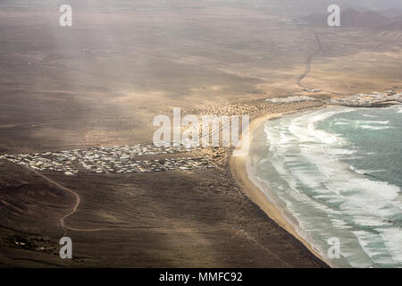 LANZAROTE, KANARISCHE INSELN, SPANIEN, EUROPA: Luftaufnahme auf der beliebten Surf Strand von Famara. Stockfoto