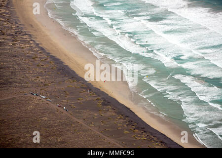 LANZAROTE, KANARISCHE INSELN, SPANIEN, EUROPA: Luftaufnahme auf der beliebten Surf Strand von Famara. Stockfoto