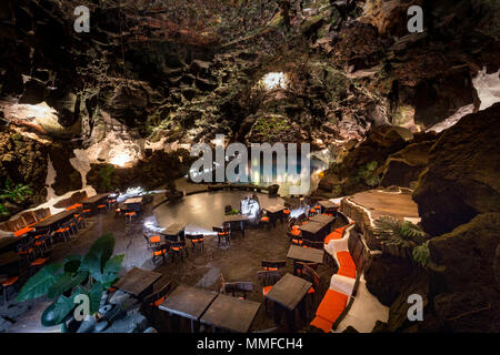 LOS JAMEOS DEL AGUA auf Lanzarote, Kanarische Inseln, Spanien: Die spektakulären lava Höhlen von Cesar Manrique in der Nacht entwickelt. Stockfoto