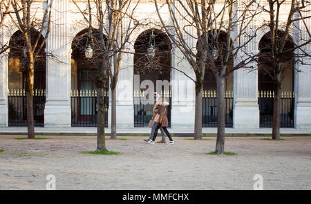 Menschen gehen vor der Le Palais Royal in Paris. Stockfoto