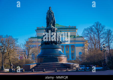 ST. PETERSBURG, Russland, 01. MAI 2018: Denkmal für Katharina die Große auf Ostrovsky Platz, das Denkmal besteht aus 3.100 Pfund aus Bronze. Höhe Abbildung von Katharina Grosse von 4,35 m in st. Petersb, Ru Stockfoto