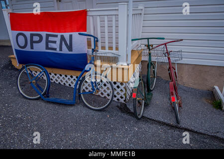 Pennsylvania, USA, April, 18, 2018: Ansicht der Amish Roller Fahrräder oder Motorroller außerhalb von Holz- Haus Gebäude geparkt Stockfoto