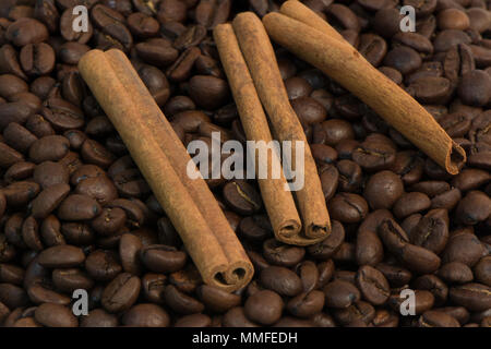 Körner schwarzen Kaffee und von oben Cinnamon Stick Stockfoto