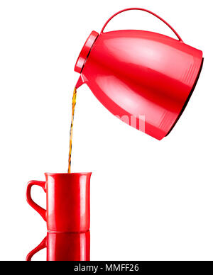 Schwimmende rot pot Kaffee Gießen auf einer roten Porzellanbecher Tasse, weißem Hintergrund Stockfoto